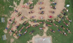 Ilustrasi. Mirza Begovic mengajar sebuah kelas di sebuah sekolah dasar di ruang kelas terbuka, sebelum dimulainya tahun ajaran di tengah wabah Covid-19, di Kacuni, Bosnia dan Herzegovina, 8 September 2020. (Foto: REUTERS/Dado Ruvic)