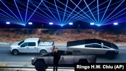 Le PDG de Tesla, Elon Musk, présente le "Cybertruck", son pick-up lourd, au studio de design de Tesla, le jeudi 21 novembre 2019, à Hawthorne, en Californie.