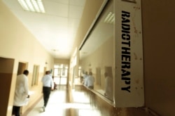 Para petugas medis di koridor bagian radioterapi di Rumah Sakit Pendidikan Korle Bu, di Accra, Ghana, 24 April 2012. (Foto: Reuters)