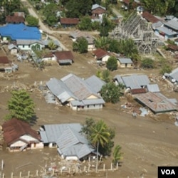 Rumah-rumah terendam lumpur setelah banjir bandang di Wasior, Papua Barat. Kunjungan Komisi VII ke AS ini dinilai tidak sensitif terhadap kondisi di Wasior.