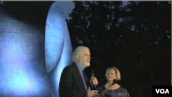 Helaman Ferguson at the dedication of his sculpture, Umbilic Torus SC, at Stony Brook University near New York City. (VOA/D. Schrier)