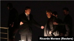 L'ancien président brésilien Luiz Inácio Lula da Silva arrive au siège de la police fédérale à Curitiba, au Brésil, le 7 avril 2018.