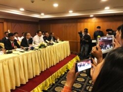 តំណាង​ស្ថាបនិក​គណបក្ស​ខ្មែរ​ស្រឡាញ់​ជាតិ​ ធ្វើ​សន្និសីទ​កាសែត​នៅ​រាជធានី​ភ្នំពេញ​ កាល​ពី​ថ្ងៃ​ទី​០២ ខែ​មករា​ ឆ្នាំ​២០២០។ (អូន ឆេងប៉រ/VOA)