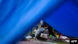 Tenda adalah salah satu keperluan yang dibutuhkan pengungsi.