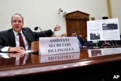 마셜 블링슬리 재무부 테러자금·금융범죄 담당 차관보가 북한의 불법활동과 대북제재에 관한 하원 청문회에서 증언하고 있다.