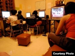 រូបភាព​នៃ​សកម្មភាព​របស់​និស្សិត​ស្រី​ដែល​កំពុង​រៀន និង​មើល​ទូរទស្សន៍​នៅ​ក្នុង​បន្ទប់​បណ្ណាល័យ​សិក្សា​នៅ​អន្តេវាសិកដ្ឋាន។ (រូបថត៖ Anne E. Moore)