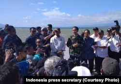 Presiden Jokowi saat berada di Palu, Sulawesi Tengah, untuk meninjau daerah yang terdampak gempa bumi dan tsunami di pantai Talise dan pusat kota Palu, 30 September 2018.