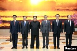 정의용 청와대 국가안보실장을 비롯한 한국 정부 대북특사단이 5일 평양에서 김정은 북한 국무위원장과 기념촬영을 하고 있다.