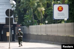 រូបឯកសារ៖ ប៉ូលិស​យោធា​ម្នាក់យាម​ល្បាត​នៅ​ខាង​ក្រៅអគារ​ទីស្នាក់ការ​កណ្តាល​នៃ​សមាគម​ប្រជាជាតិ​អាស៊ី​អាគ្នេយ៍​ (អាស៊ាន) នៅ​មុន​កិច្ច​ប្រជុំ​មួយ​របស់​មេដឹកនាំ​អាស៊ាន​ក្នុង​ទី​ក្រុង​ហ្សាការតា​ប្រទេស​ឥណ្ឌូណេស៊ី កាល​ពី​ថ្ងៃ​ទី​២៤ ខែ​មេសា ឆ្នាំ​២០២១។