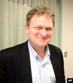 Shon Roberts (Sean Roberts) uzoq yillardan beri uyg'urlar tarixi va hayotini o'rganib keladi