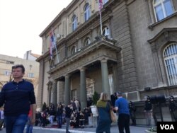 Deo pristalica Saveza za Srbiju i pripadnici Žandarmerije ispred zgrade predsedništva Srbije, u Beogradu, u nedelju, 17. marta 2019. (Foto: Aleksandra Nenadović, VOA)