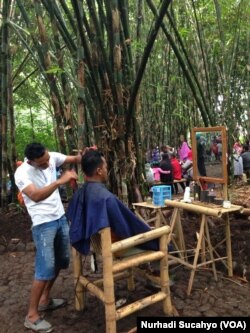 Jasa tukang cukur di Pasar Papringan. (VOA/Nurhadi Sucahyo)