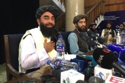Juru bicara Taliban Zabihullah Mujahid dalam konferensi pers pertama setelah Taliban mengambil alih kekuasaan pemerintahan di Kabul (17/8).