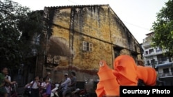 នេះ​គឺ​ជា​រូបភាព​មួយ​របស់​សិល្បៈការិនី Anida Yoeu Ali ក្នុង​គម្រោង​ស្នាដៃ​សិល្បៈ​របស់​អ្នក​ស្រី​ឈ្មោះ Spiral Alley ដែល​បានឈ្នះ​ពាន​រង្វាន់​លើក​ទី១១​ដែល​មាន​ឈ្មោះ​ថា Sovereign Asian Art Prize។ (រូបថត​ដោយ៖ Studio Revolt)