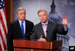 រូបឯកសារ៖ សមាជិកព្រឹទ្ធសភា លោក Lindsey Graham (ស្តាំ) និងលោក Dick Durbin ថ្លែងនៅក្នុងសន្និសីទសារព័ត៌មានមួយនៅវិមានសភាអាមេរិក កាលពីថ្ងៃទី៥ ខែកញ្ញា ឆ្នាំ២០១៧។