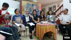 Jumpa pers di kantor Komisi untuk Orang Hilang dan Korban Tindak Kekerasan (Kontras) di Jakarta, Selasa (20/8), koalisi masyarakat sipil menilai negara telah gagal menangani isu Papua. (VOA/Fathiyah)