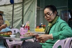 អ្នកស្រី ម៉ៅ សុខកាយ៉ា វ័យ ៤០ឆ្នាំ ជាអ្នកលក់ដូរប្រហិតចៀន មីស៊ុប និងគុយទាវ នៅឯកោះពេជ្រក្នុងអំឡុងពិធីបុណ្យអុំទូក បណ្តែតប្រទីប សំពះព្រះខែ នៅរាជធានីភ្នំពេញ នៅថ្ងៃទី០៨ ខែវិច្ឆិកា ឆ្នាំ២០១៩។ (ខាន់ សុគុំមនោ/VOA)