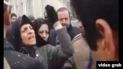 Murtaza Muradpurun anası Məsumə Əmani Təbriz məhkəməsi önündə piet keçirərkən