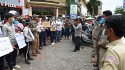 រូបឯកសារ៖ ក្រុម​អ្នក​គាំទ្រ​លោក រ៉ុង ឈុន ប្រធាន​សហភាព​សហជីព​កម្ពុជា​ លើក​បដា​ ក្នុង​ពេល​តវ៉ា​ទាមទារ​ឲ្យ​ដោះលែង​លោក នៅ​មុខ​តុលាការ​រាជធានី​ភ្នំពេញ ថ្ងៃ​ទី១ ខែសីហា ឆ្នាំ​២០២០។