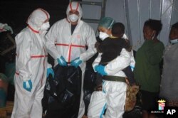 Người di cư được đưa lên thuyền sau khi được hải quân Ý cứu trong chiến dịch "Mare Nostrum".