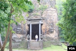 ទេសចរម្នាក់ឡើងជណ្តើរទៅកាន់ប្រាសាទមួយក្នុងរមណីយដ្ឋានប្រាសាទសំបូរព្រៃគុក ថ្ងៃទី១៣ ខែកក្កដា ឆ្នាំ២០១៧។ តំបន់​ប្រាសាទ​សំបូរ​ព្រៃគុក​ គឺ​ជា​ប្រាសាទ​ខ្មែរ​ទី៣ ដែល​ត្រូវ​បាន​បញ្ចូល​ជា​បេតិកភណ្ឌ​ពិភពលោក​របស់​អង្គការ UNESCO​ កាល​ពី​ដើម​ខែ​កក្កដា​ ឆ្នាំ​២០១៧។ (ស៊ុន ណារិន/VOA)