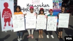 Anak-anak SD di Solo memperingati Hari Anti Korupsi Sedunia dengan menegaskan tekad sebagai Generasi Anti Korupsi Indonesia, Sabtu 9/12 (foto: Yudha/VOA).