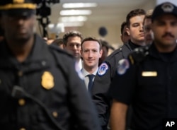미 의회 상원 법사위원회와 상무위원회가 공동으로 주관하는 페이스북 정보유출 관련 청문회 출석을 하루 앞둔 9일 마크 저커버그 페이스북 최고경영자(CEO)가 다이앤 파인스타인 민주당 상원의원을 만나기 위해 의회경찰의 보호를 받으며 이동하고 있다.