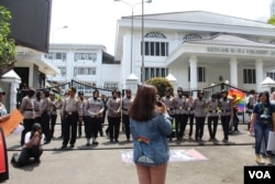 Aksi seratusan orang di depan gedung DPRD Jawa Barat ini dijaga oleh kepolisian. (Foto: Rio Tuasikal/VOA)