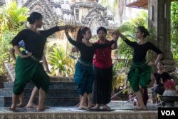 Sophiline Art Ensemble performers are rehearsing the scene in Pamina Devi on May 12th 2015. (Nov Povleakhena/VOA Khmer)