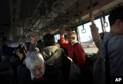 북한 방문을 마친 외국인들이 평양 순안공항에서 베이징으로 향하는 여객기에 탑승하기 위해 셔틀버스로 이동하고 있다. (자료사진)