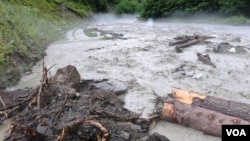 ზემო სვანეთში სოფელ ადიშისკენ მიმავალი გზიდან ეს დარჩა