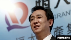 រូបឯកសារ៖ លោក Hui Ka Yan ប្រធាន​ក្រុមហ៊ុន Evergrande Real Estate Group Ltd ចូលរួម​សន្និសីទ​សារព័ត៌មាន​នៅ​ទីក្រុង​ហុងកុង កាលពី​ថ្ងៃទី២៩ ខែមិនា ឆ្នាំ២០១៦។