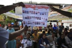 Para petugas melakukan perhitungan kartu suara pada pemilu legislatif 2014 di sebuah TPS di DKI Jakarta (Foto: Reuters).