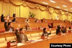 ការបោះឆ្នោតអនុម័តលើសេចក្តីព្រាងច្បាប់ស្តីពីសមាគមនិងអង្គការមិនមែនរដ្ឋាភិបាល ដោយសមាជិកព្រឹទ្ធសភា នៅក្នុងសម័យប្រជុំលើកទី៧ ដែលក្នុងនោះមាន សម្លេង៤៤នៃសមាជិកព្រឹទ្ធសភាទាំងមូល កាលពីថ្ងៃទី២៤ ខែកក្កដា ឆ្នាំ២០១៥។ (រូបថតផ្តល់ដោយ ៖ ព្រឹទ្ធសភា)