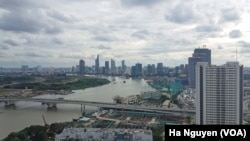 
ຫວຽດນາມເປັນນຶ່ງໃນເສດຖະກິດຂະຫຍາຍຕົວໄວທີ່ສຸດໃນໂລກດຶງດູດນັກລົງທືນຕ່າງປະເທດຈຳນວນຫຼາຍໃຫ້ເຂົ້າມາສູ່ສູນກາງທຸລະກິດທາງຕອນໃຕ້ຂອງນະຄອນໂຮ່ຈິມີນ