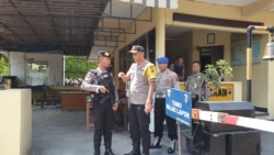 Wakapolresta Solo, AKBP Iwan Saktiadi (bertopi coklat, lengan berpita kuning) mengecek kesiapan personil di pos penjagaan Mapolresta Solo, Rabu, 13 November 2019. (Foto: VOA/Yudha)