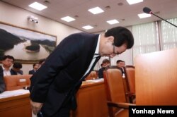 김영록 농림축산식품부 장관이 17일 국회에서 국산 계란 살충제 안전관리대책 관련 현안보고를 하며 대국민 사과의 뜻을 밝히고 있다.