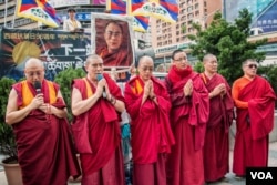 抗议活动中藏传佛教的喇嘛诵经祈福。（美国之音记者方正拍摄）