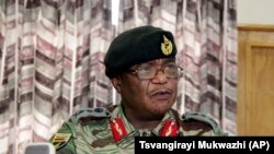Le commandant de l’armée zimbabwéenne Constantino Chiwenga lors d’une conférence de presse à Harare, Zimbabwe, 13 novembre 2017.