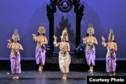 អ្នក​រាំ​របាំ​នៃ​សមាគម​រក្សា​មរតក​ខ្មែរ ដែល​ដឹកនាំ​ដោយ​លោក ទេស សារឿម និង​អ្នកស្រី ទេស សំអឿន កំពុង​សម្តែង​របាំ​អប្សរា នៅ​បណ្ណាល័យ​រដ្ឋសភា​អាមេរិក នៅ​រដ្ឋធានី​វ៉ាស៊ីនតោន កាលពី​ខែឧសភា ឆ្នាំ២០១៧។ (រូបថត​ដោយ​សមាគម​រក្សាមរតក​ខ្មែរ)