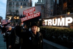 Demo memprotes tembok pembatas di depan Trump International Hotel & Tower di New York, 15 Februari 2019.