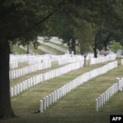 Urushda o'lgan minglab askarlar Virjiniya shtatidagi Arlington qabristoniga dafn etilgan