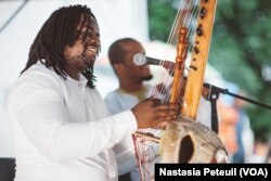 Le musicien Amadou Kouyate joue de la Kora à Dance Place, à Washington D.C., le 5 juin 2017. (VOA/Nastasia Peteuil)
