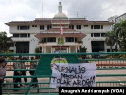 Spanduk kecaman terhadap tindakan arogansi dari pengamanan Wali Kota Medan, Kamis, 15 April 2021. (Foto: VOA/Anugrah Andriansyah)