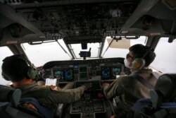 Pripadnici Ratnog vazduhoplovstva indonežanske vojske u kabini aviona tokom potrage za ostacima palog putničko aviona Sriwiđaja er SJ-182, pored Džakarte, Indonezija, 20. januara 2021. (Rojters, Willy Kurniawa)