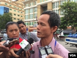 លោក​ ជូង ជូងី មេធាវី​ការពារ​ក្តី​ឲ្យ​លោកគឹម សុខ ថ្លែង​ប្រាប់​អ្នកសារព័ត៌មាន​នៅ​ខាង​មុខ​សាលា​ដំបូង​រាជធានី​ភ្នំពេញ​ទី១៨ ខែកក្កដា ឆ្នាំ២០១៧។ (កាន់ វិច្ឆិកា/VOA)