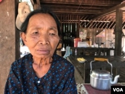 អ្នកស្រីអ៊ឹម ចែម និយាយ​ទៅកាន់ VOA នៅ​ផ្ទះ​ ក្នុងស្រុក​អន្លង់វែង ខេត្ត​ឧត្តរមានជ័យ កាល​ពី​ថ្ងៃ​ទី២០ ខែ​មេសា ឆ្នាំ២០១៧។ (សុខ ខេមរា/VOA)