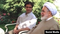 مهدی کروبی در کنار فرزند خود حسین کروبی