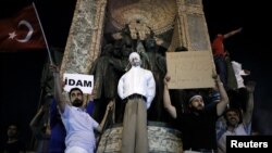 Erdog'an tarafdorlari Gulen qo'g'irchog'i bilan. Istanbul, 18-iyul 2016-yil