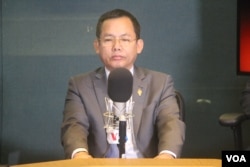 រូបឯកសារ៖ លោក ​អេង ឆៃអ៊ាង អនុប្រធានគណបក្ស​សង្រ្គោះ​ជាតិ ចូលរួម​ក្នុង​បទសម្ភាសន៍​ នៅ​ក្នុង​បន្ទប់​ផ្សាយ​របស់​ VOA នៅ​រដ្ឋធានី​វ៉ាស៊ីនតោន។ (ណឹម សុភ័ក្រ្តបញ្ញា/VOA)